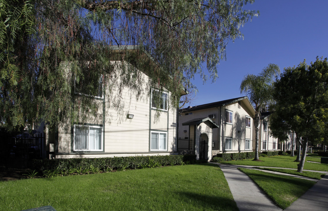 Cobblestone Village in Escondido, CA - Foto de edificio