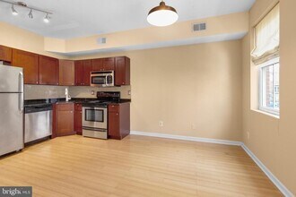 909 N 19th St-Unit -B in Philadelphia, PA - Building Photo - Building Photo