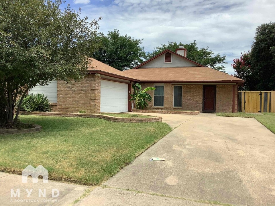 2209 Markland St in Irving, TX - Building Photo