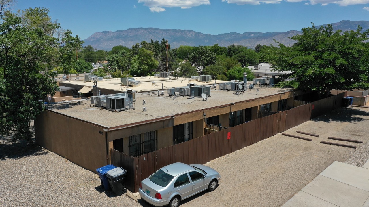 908 Alcazar St NE in Albuquerque, NM - Building Photo