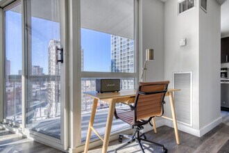 1 E Delaware Pl in Chicago, IL - Building Photo - Building Photo