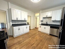 11 E Milton Rd, Unit 1 in Brookline, MA - Building Photo