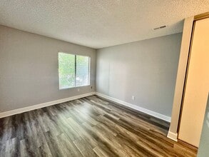 8355 Capricorn Way in San Diego, CA - Foto de edificio - Building Photo