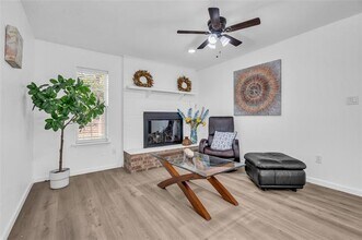 1319-1321 Parkway Ct in Arlington, TX - Building Photo - Building Photo