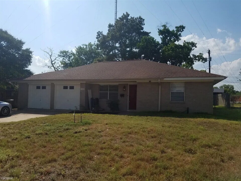1108 Dona Dr in Bryan, TX - Building Photo