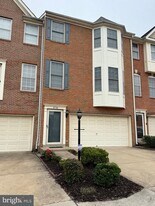 8730 Phipps Farm Way in Manassas, VA - Building Photo