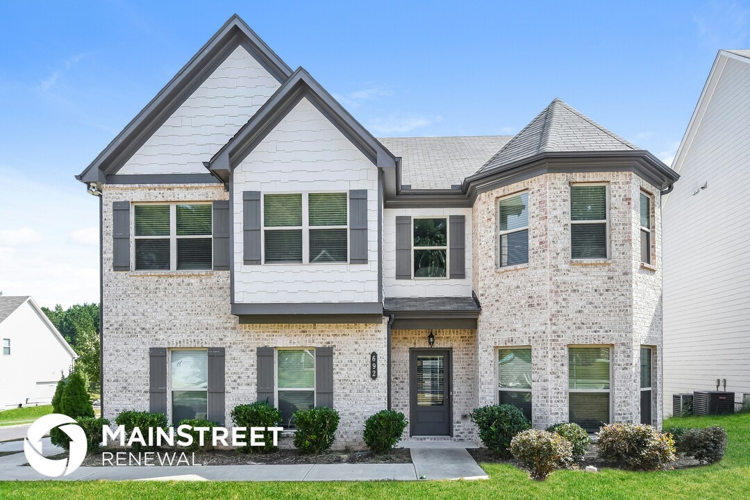 692 Overlook Gln Dr in Lawrenceville, GA - Foto de edificio