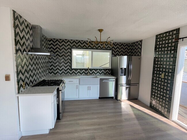 32 Rose Ave, Unit 4