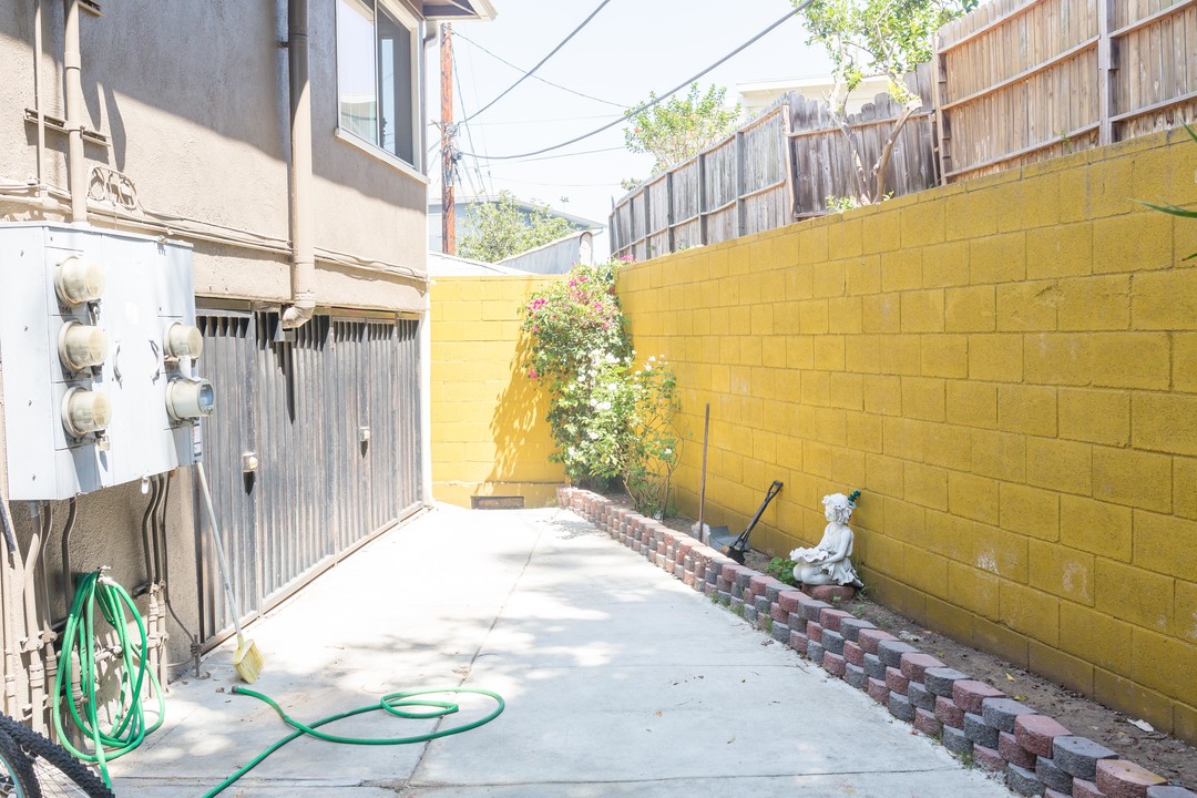 7056 Ramsgate Ave in Los Angeles, CA - Building Photo