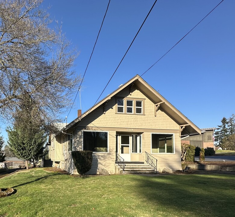 719 Oak St in Silverton, OR - Building Photo