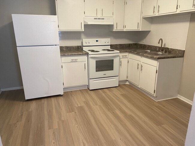 Embassy Court Apartments in Columbus, MS - Building Photo - Interior Photo