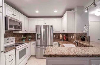 21372 Brookhurst St in Huntington Beach, CA - Building Photo - Building Photo