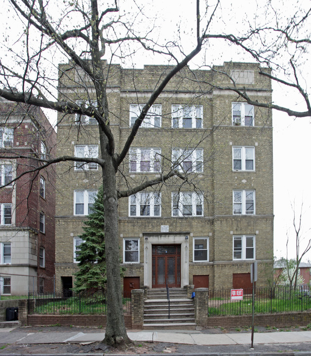 10 Summit St in East Orange, NJ - Building Photo