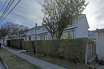 565 Sperling Ave in Burnaby, BC - Building Photo - Primary Photo