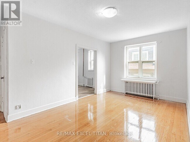 1 Mallory Gardens in Toronto, ON - Building Photo - Building Photo