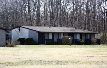 Winthrop Court Apartments in Terre Haute, IN - Building Photo - Building Photo