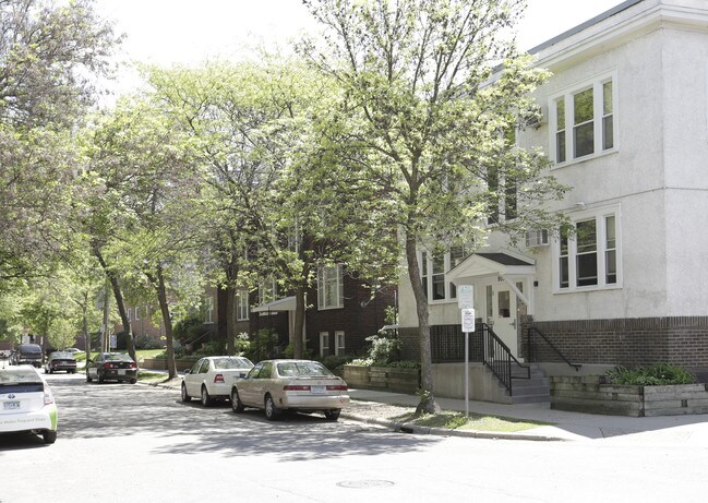 907 E 15th St in Minneapolis, MN - Foto de edificio - Building Photo