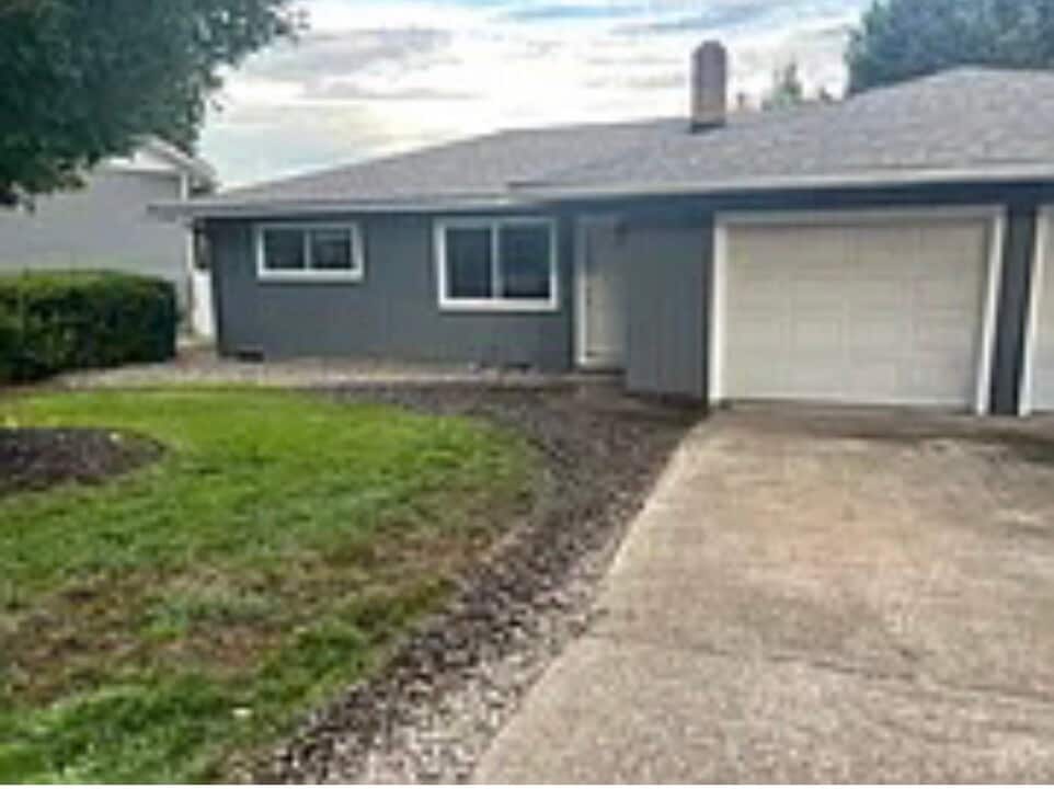1703 Springhill Dr NE, Unit 1703 in Albany, OR - Building Photo