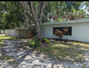 1055 Julia Dr in Melbourne, FL - Foto de edificio - Building Photo