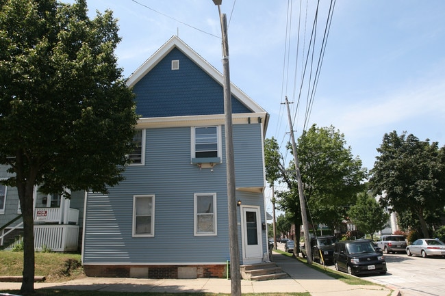 2979 N Weil St in Milwaukee, WI - Foto de edificio - Building Photo