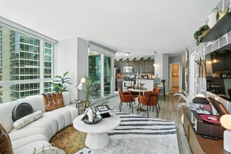 323 E Ohio St in Chicago, IL - Foto de edificio - Building Photo