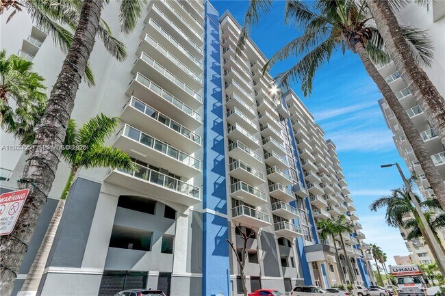 5099 NW 7th St in Miami, FL - Building Photo - Building Photo