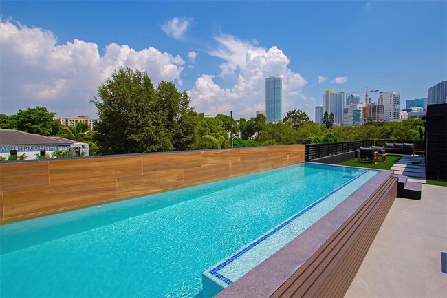 422 SW 15th Rd in Miami, FL - Building Photo - Building Photo