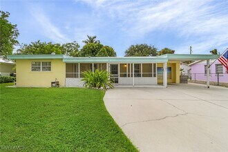 1281 10th St N in Naples, FL - Foto de edificio - Building Photo