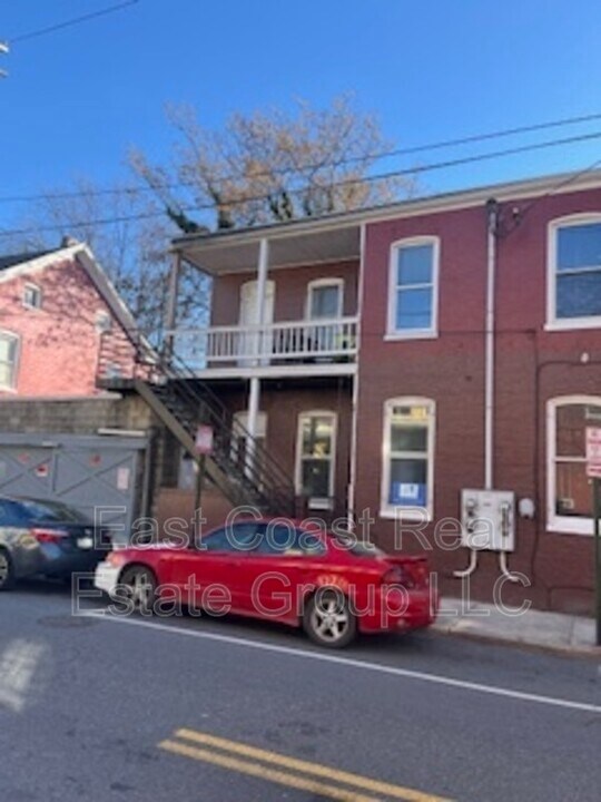 5 E Lee St in Hagerstown, MD - Building Photo