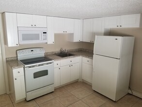 911 W Portage St, Unit A in Kissimmee, FL - Foto de edificio - Building Photo