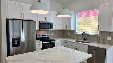6528 Weston St in Houston, TX - Building Photo - Building Photo