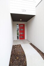 1204 Cometa St in Austin, TX - Foto de edificio - Building Photo