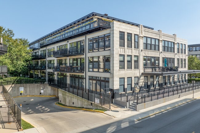 University Commons V in Chicago, IL - Building Photo - Building Photo