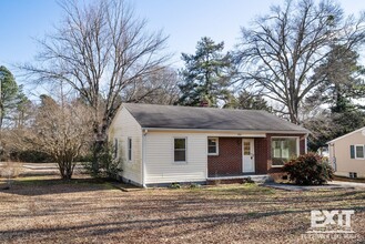 306 N Main St in La Crosse, VA - Building Photo - Building Photo