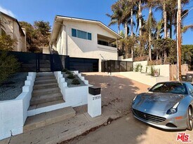 21555 Pacific Coast Hwy in Malibu, CA - Building Photo