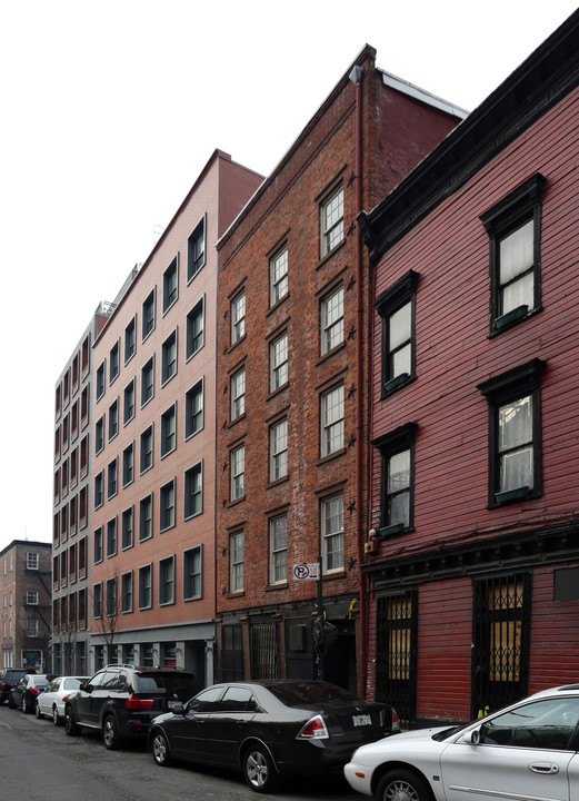 16 Dover St in New York, NY - Building Photo