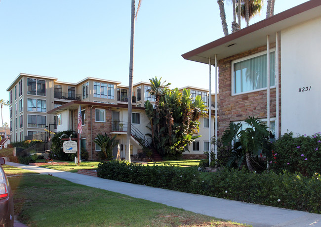 La Jolla Windward Shores Apartments in La Jolla, CA - Building Photo - Building Photo