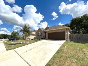 914 Oyster Creek in Buda, TX - Foto de edificio - Building Photo