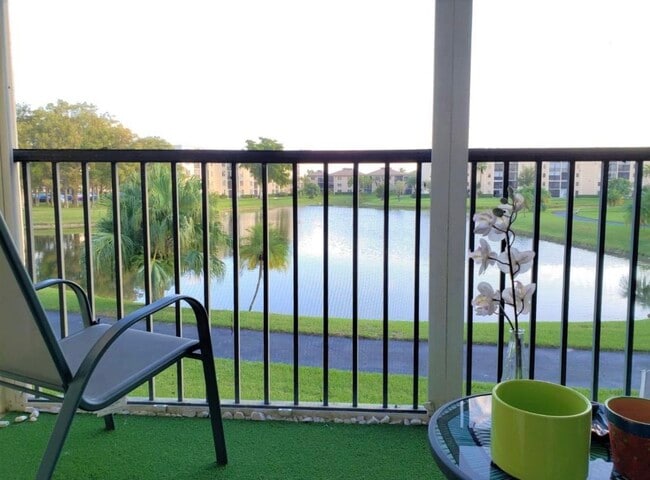 7900 NW 50th St, Unit 205 in Lauderhill, FL - Foto de edificio - Building Photo