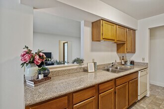 York Creek Apartments in Comstock Park, MI - Building Photo - Building Photo