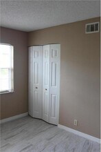 1524 SE Royal Green Cir in Port St. Lucie, FL - Foto de edificio - Building Photo