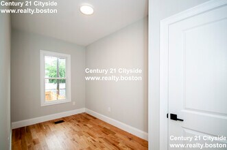 137 Paris St, Unit 1 in Boston, MA - Building Photo - Building Photo
