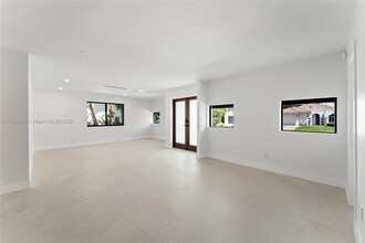 5736 SW 35th St in Miami, FL - Building Photo - Building Photo