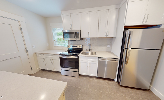208 Banks St, Unit 2 in Cambridge, MA - Building Photo - Building Photo