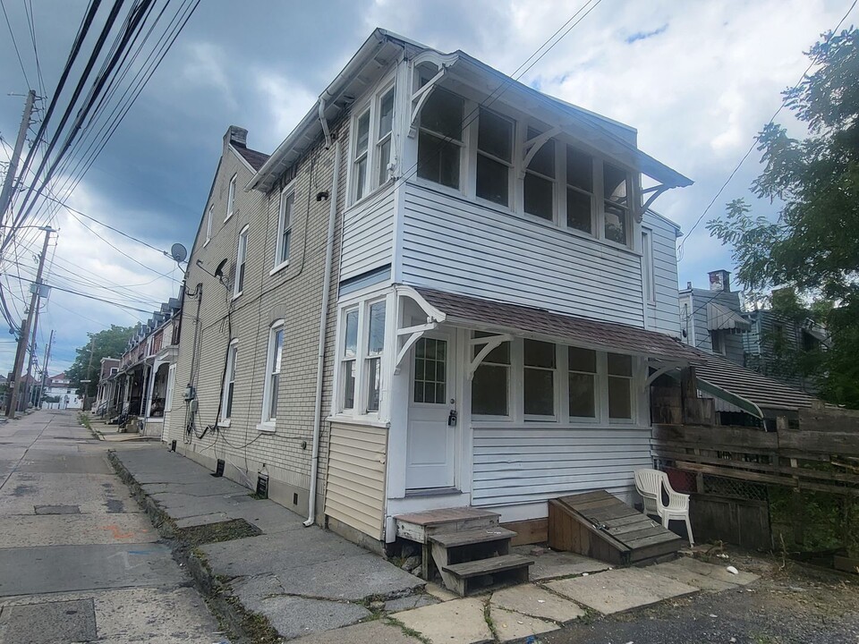 23 N Poplar St in Allentown, PA - Building Photo