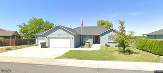 208 Sunset Ln in Grandview, WA - Building Photo