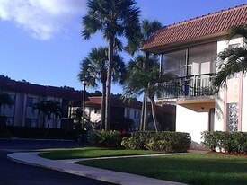 357 Lakeview Dr, Unit 201 in Weston, FL - Building Photo