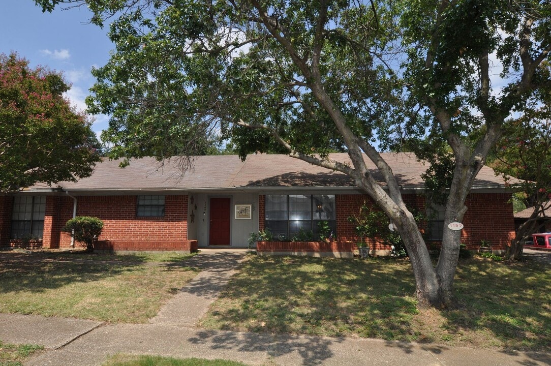 1153 Highpoint Rd in Bedford, TX - Building Photo