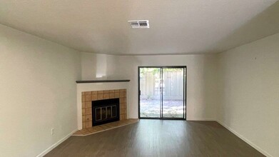 321 Eastgate Ln in Martinez, CA - Building Photo - Building Photo