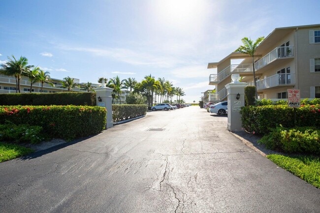2565 S Ocean Blvd in Palm Beach, FL - Building Photo - Building Photo